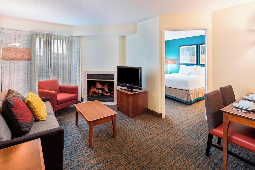 Suite, 2 Bedrooms (Mobility/Hearing Access, Roll-In Shwr)