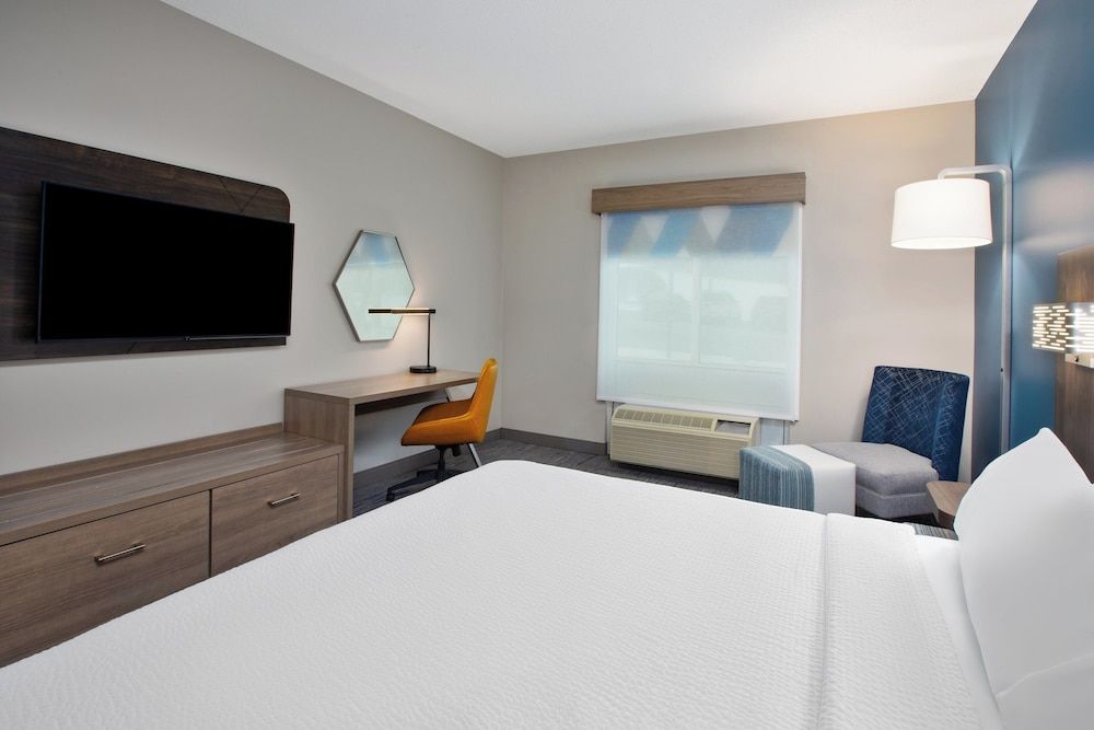 Standard Room, 1 King Bed, Accessible (Roll-In Shower)