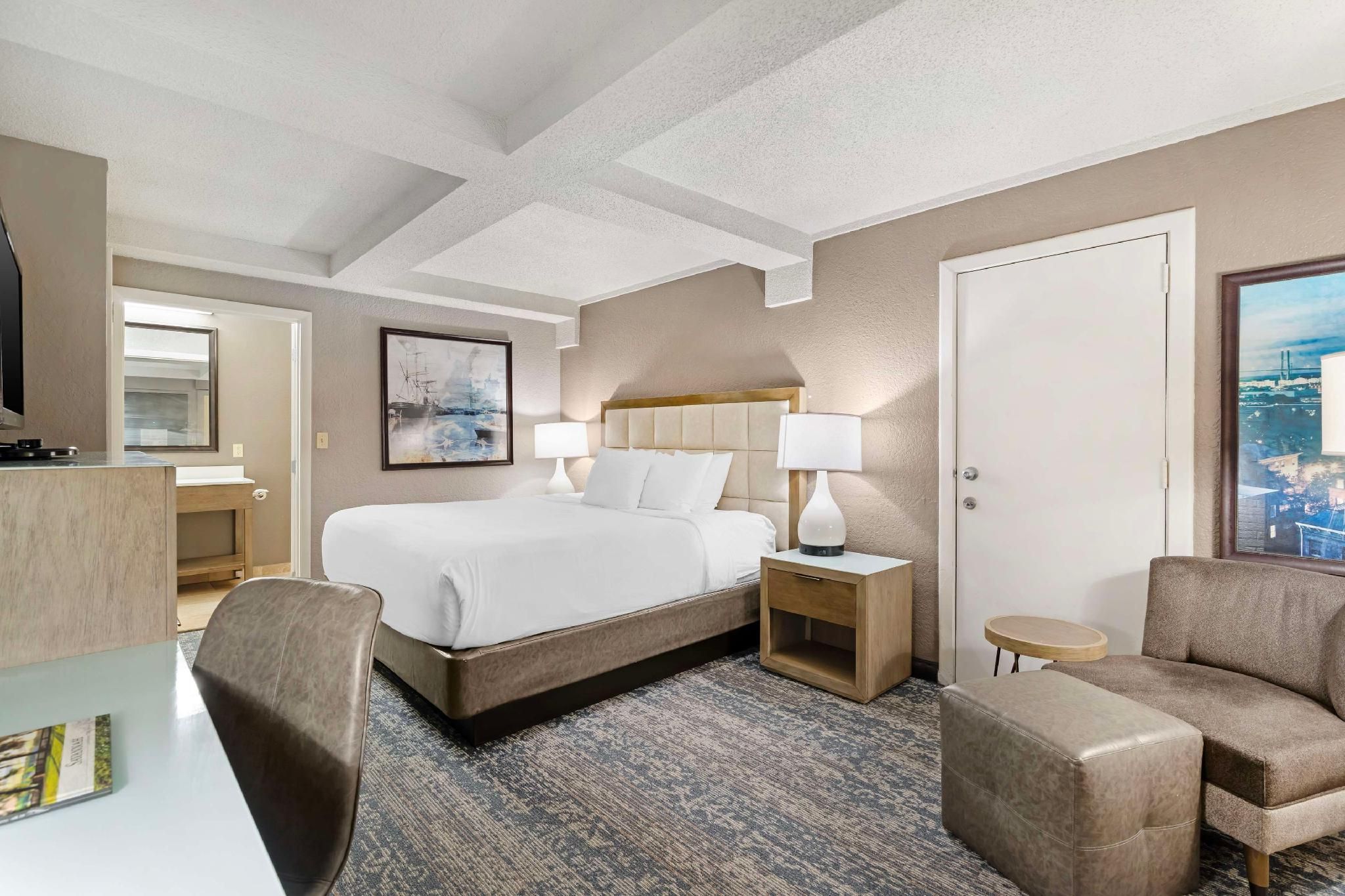 1 King Bed, Nonsmoking