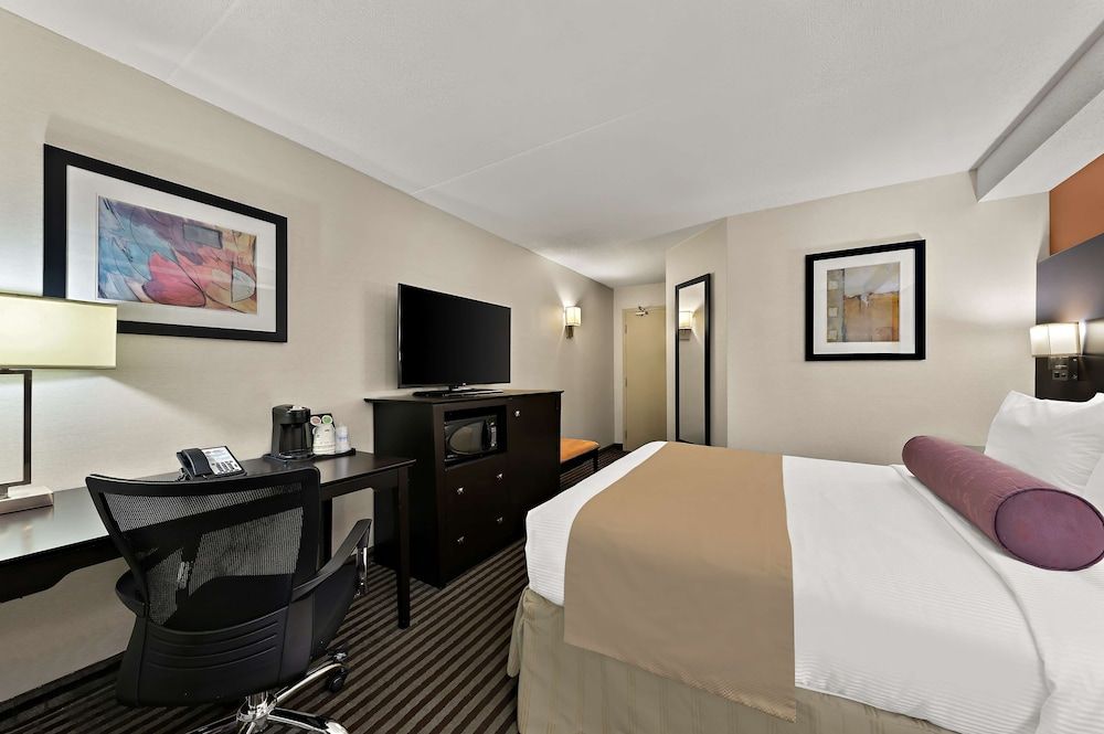 Best Western Plus Toronto North York Hotel & Suites 