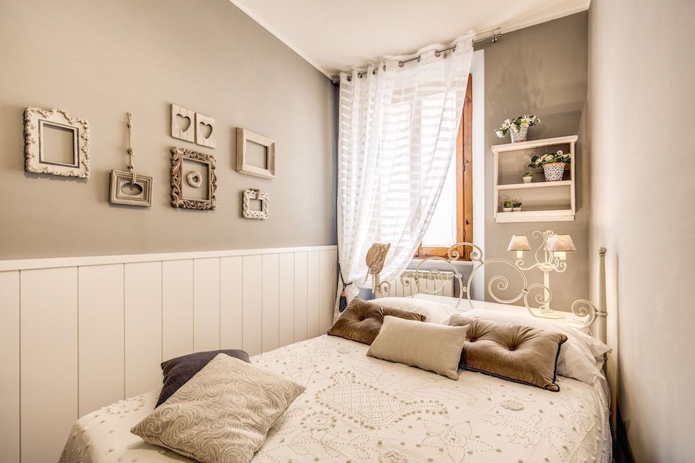 undefined Spanish Steps Miracle Suite 8