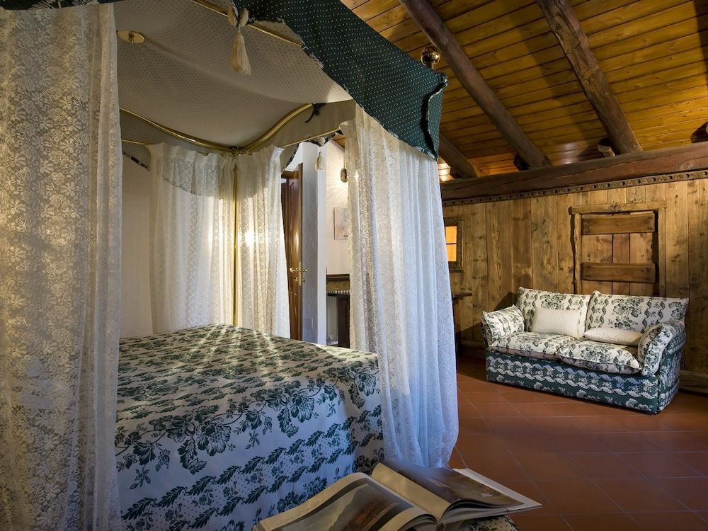 Hotel Milleluci Romantic Suite, 1 King Bed, Balcony, Mountain View 2
