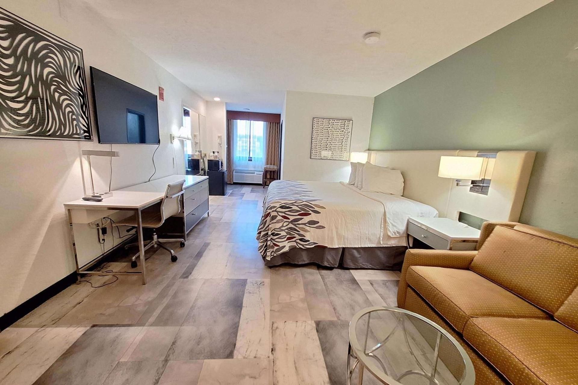 1 King Bed, Poolside View Room, Non-Smoking