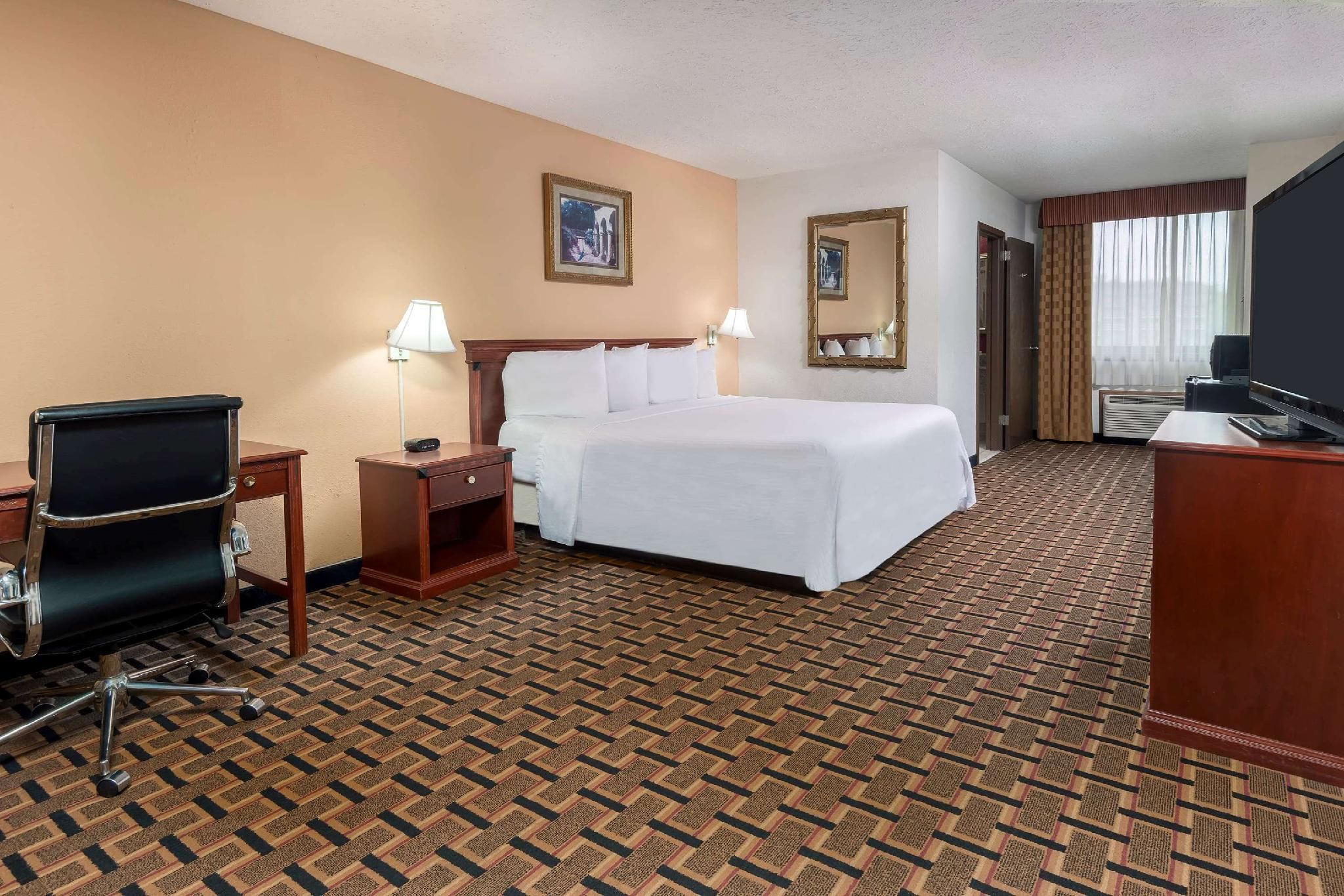 1 King Bed, Mobility Accessible Room, Non-Smoking