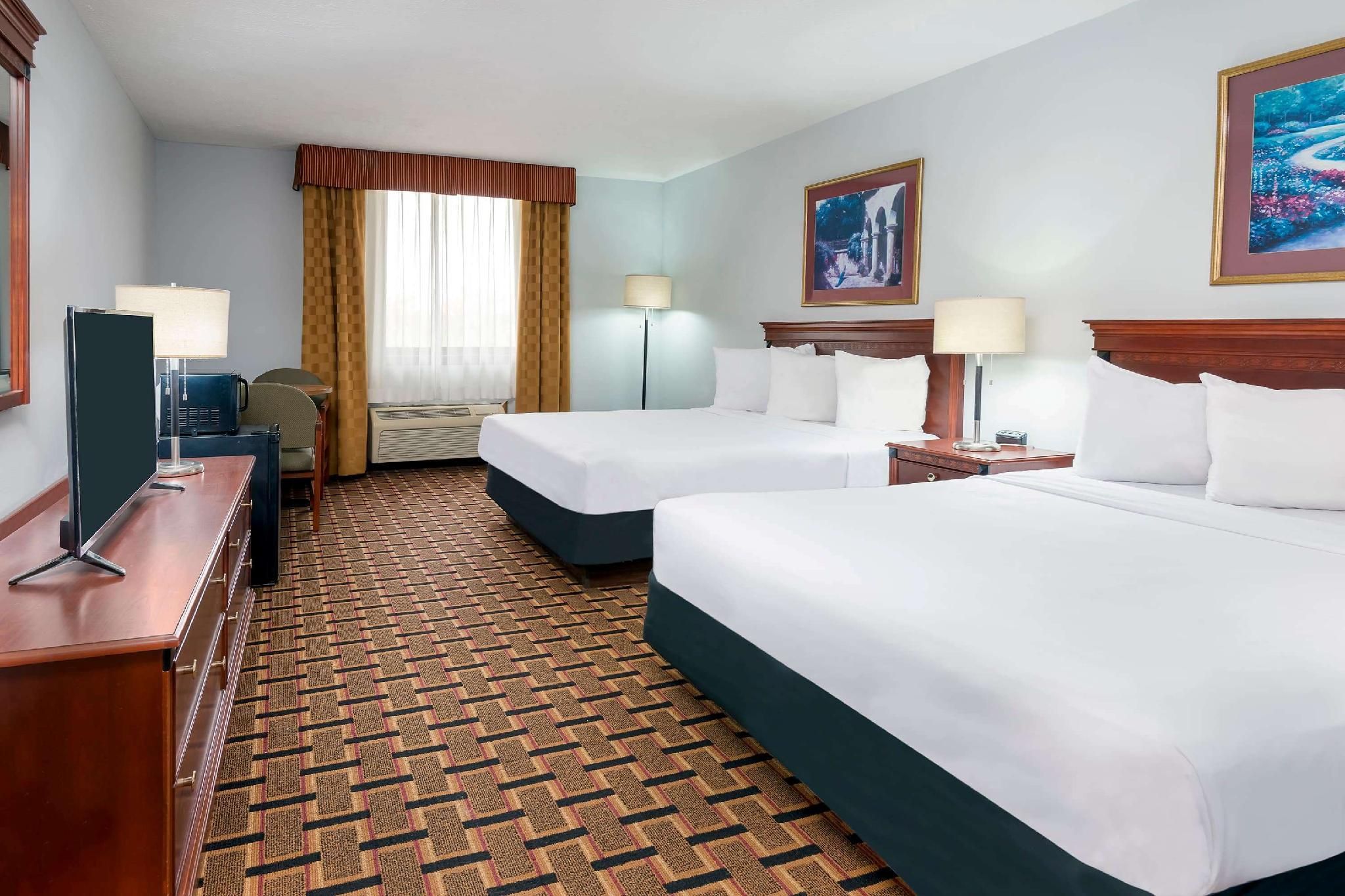 2 Queen Beds, Poolside View Room, Non-Smoking