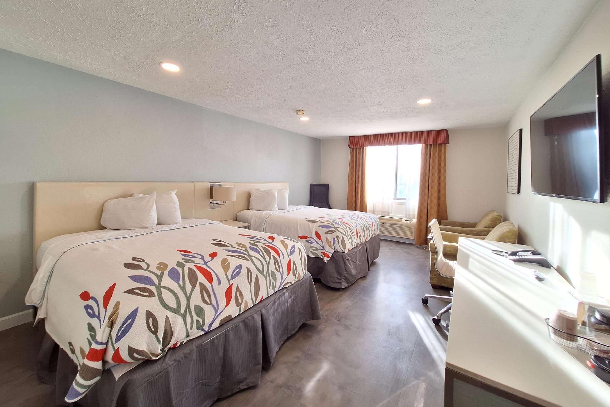 2 Queen Beds, Lake View, Non-Smoking