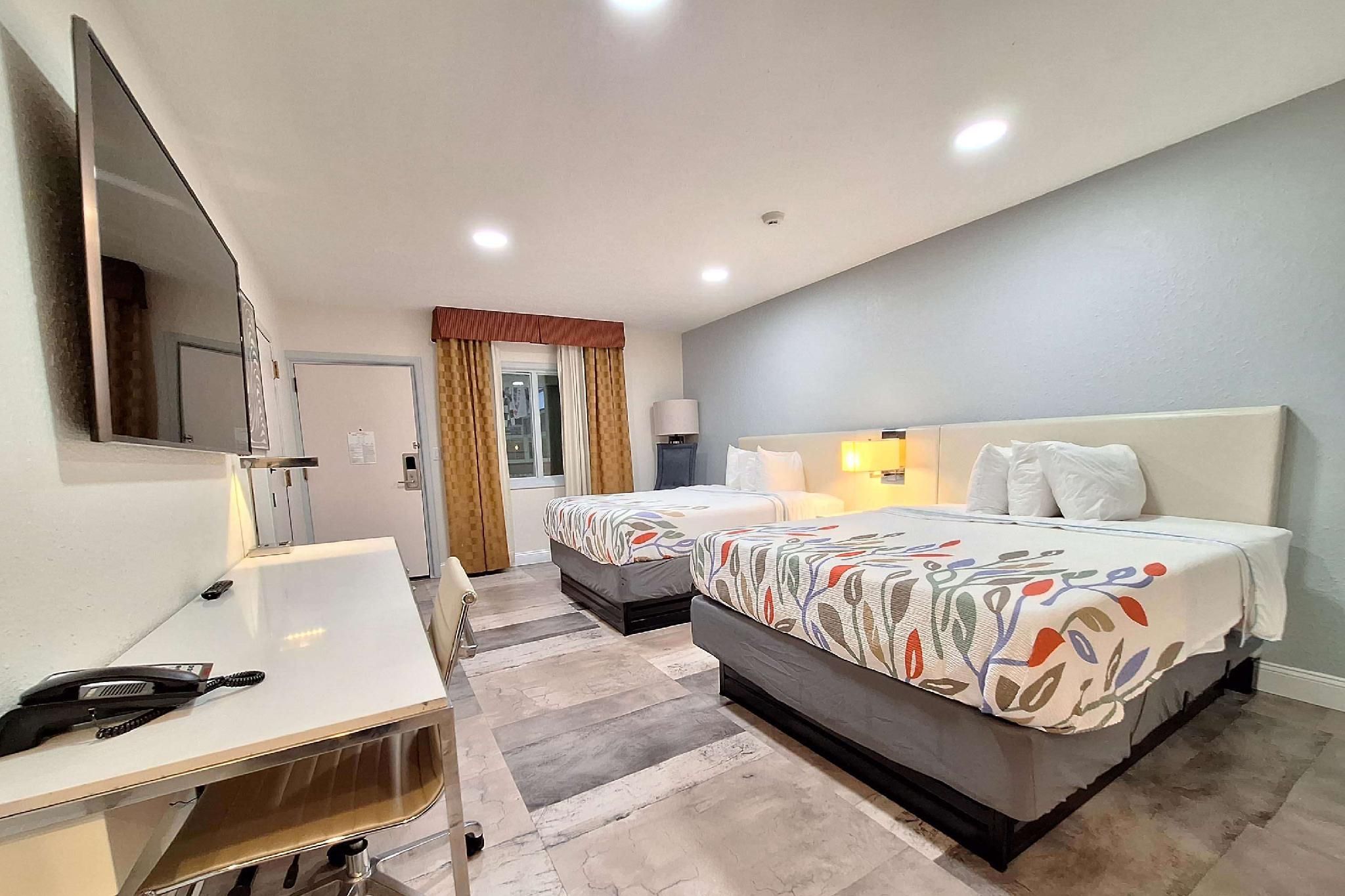 2 Queen Beds, Poolside View Room, Non-Smoking