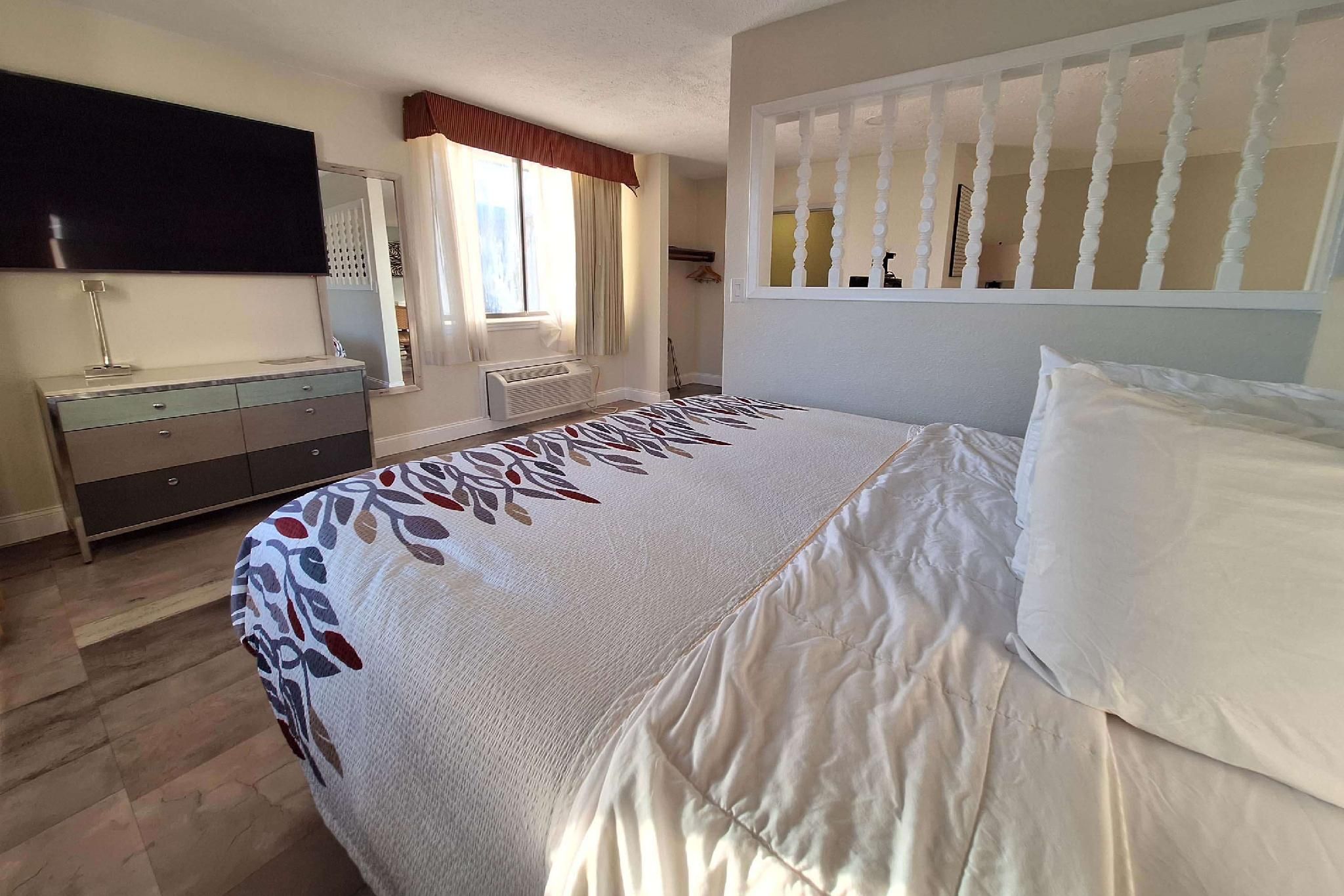 1 King Bed, Studio Suite, Non-Smoking