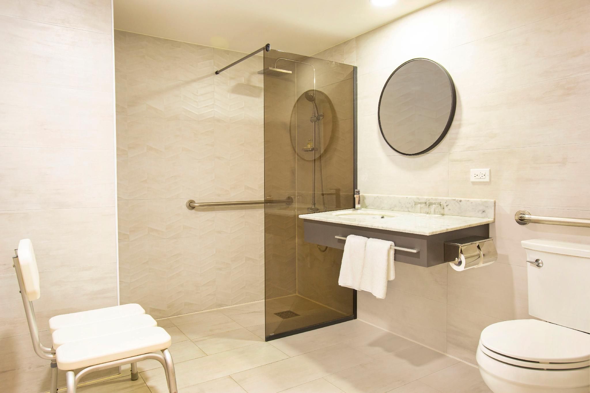 Deluxe 1 King Accessible, Balcony