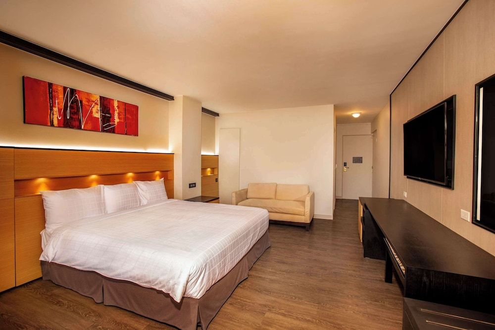 Bayview Hotel Guam Deluxe 1 King, Balcony 2