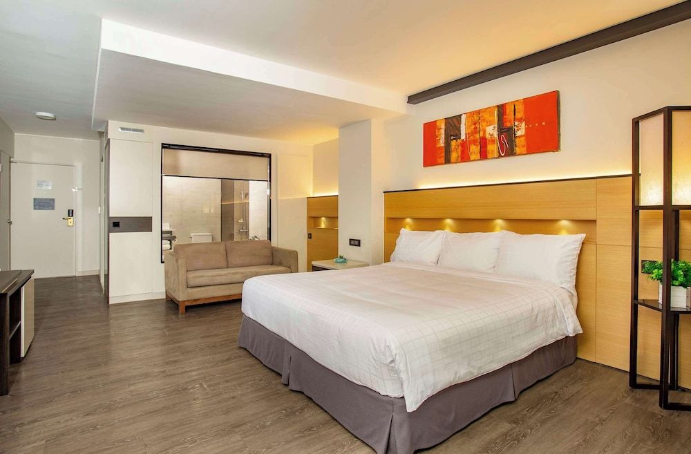 Bayview Hotel Guam Deluxe 1 King, Balcony