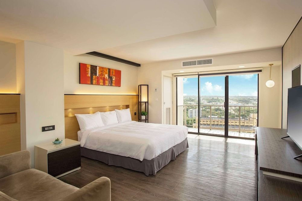Bayview Hotel Guam Deluxe 1 King, Balcony 3