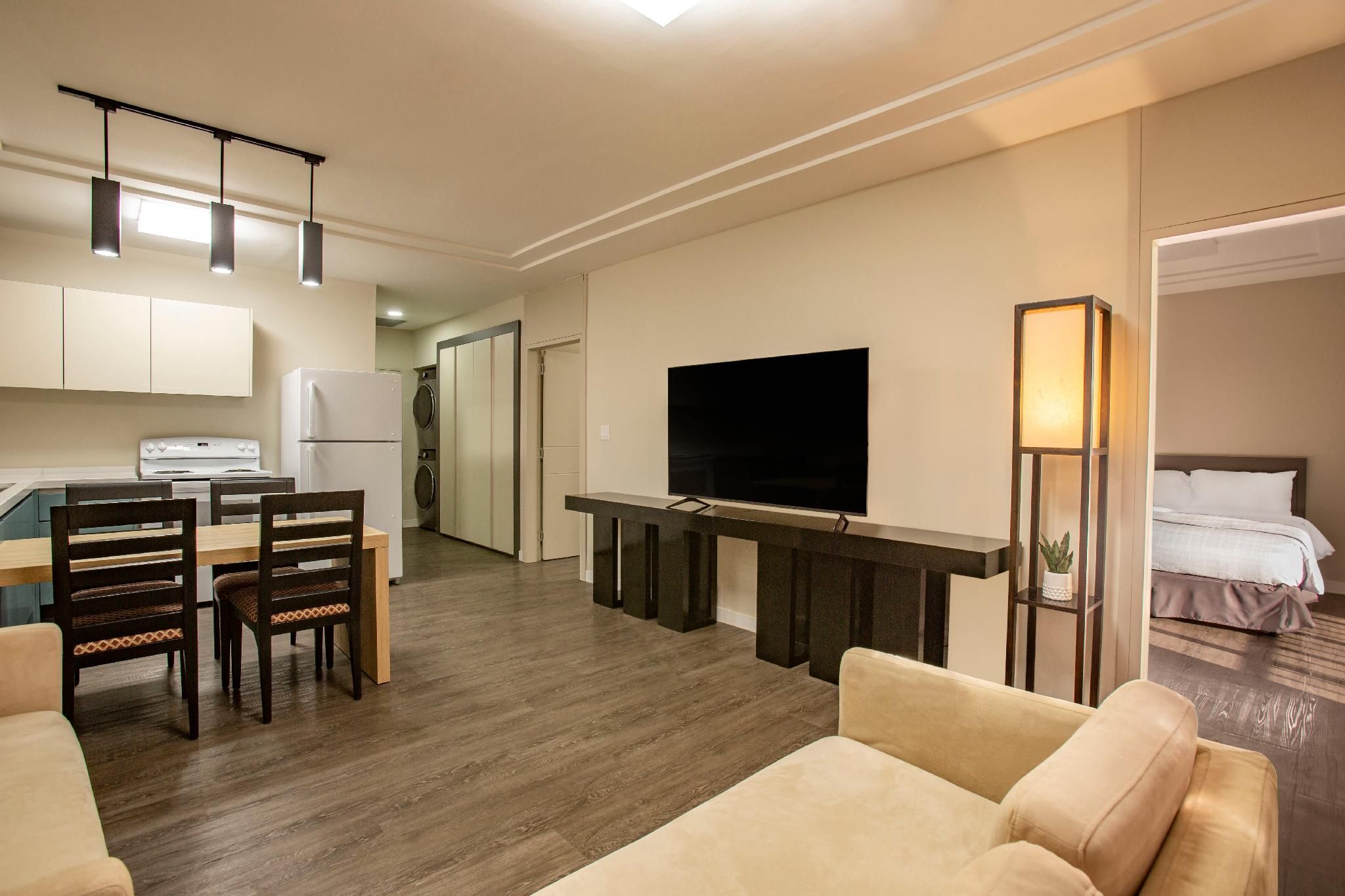 2 Bedrooms Suite, 1 King 2 Singles Apartment