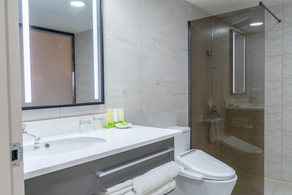 Bayview Hotel Guam Family Deluxe 3 Full (54 X 75), Balcony 6