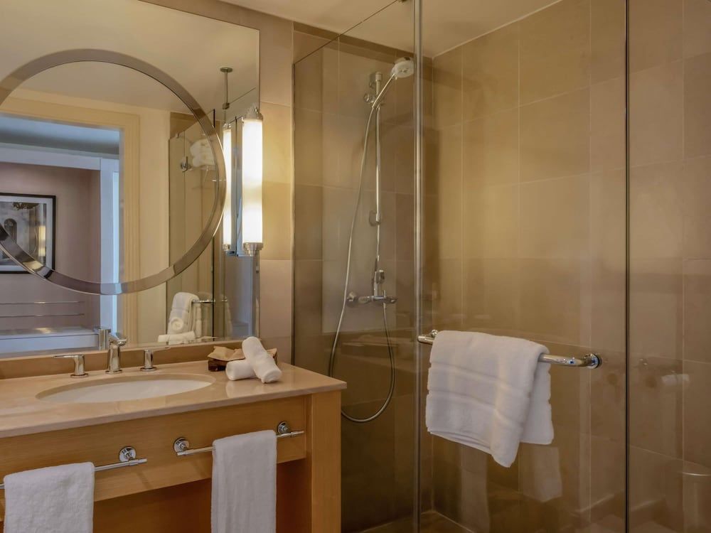 Mövenpick Hotel Beirut Classic Room, 1 King Bed 3