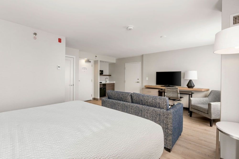 undefined Holiday Inn Hotel & Suites Ottawa Kanata by IHG 4