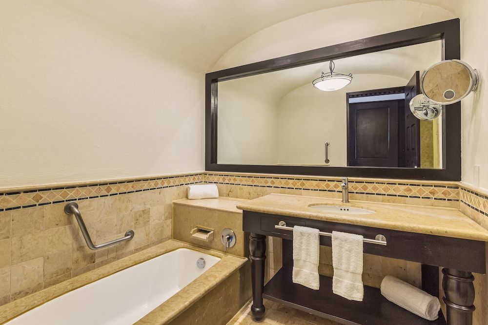 Deluxe Room, 1 King Bed