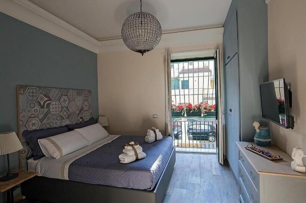 Comfort, Queen, City View