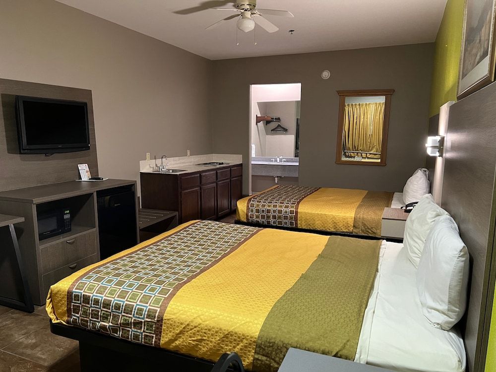 Texas Inn Weslaco Deluxe Room, 2 Queen Beds, Non Smoking, Kitchenette