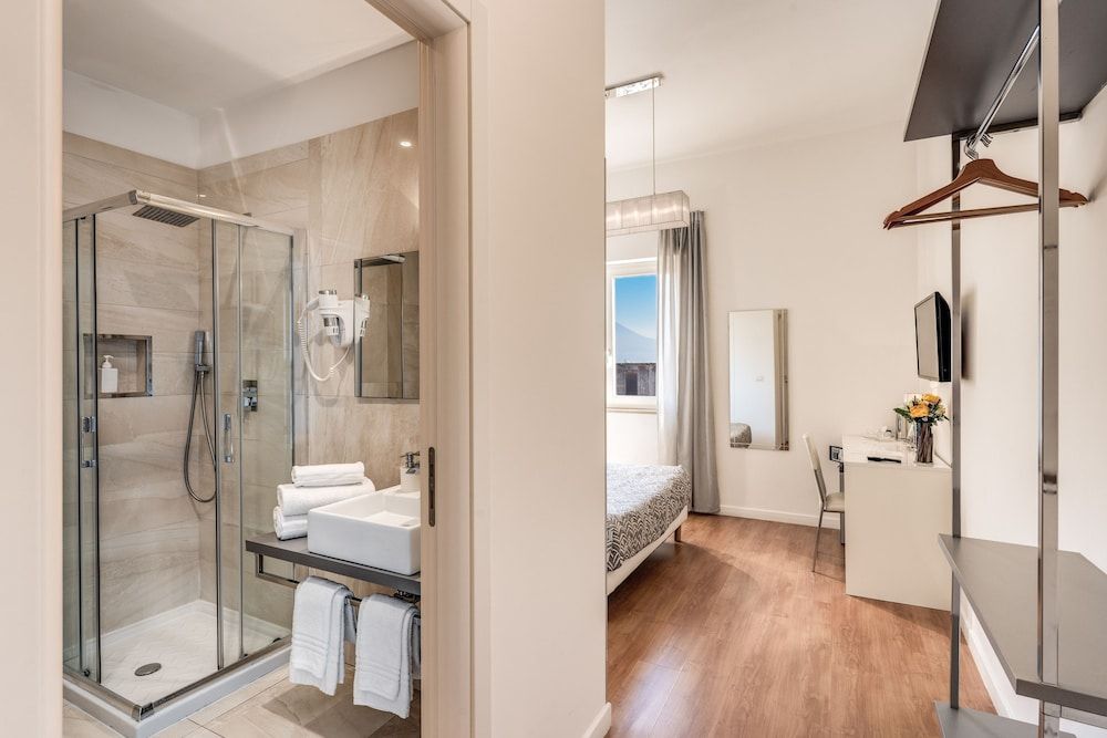 Napoli Great View B&B Deluxe Double Room, Sea View 7