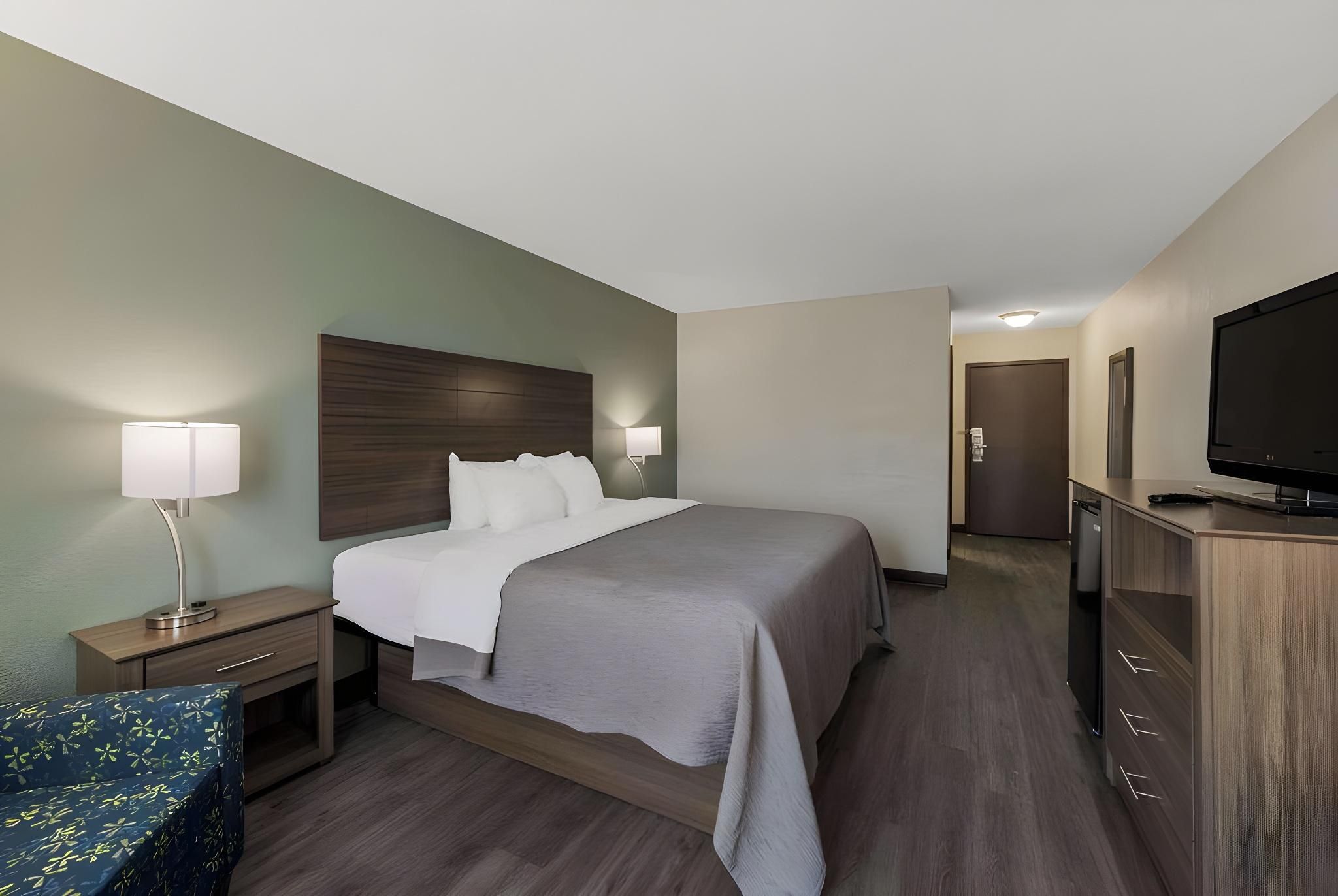 1 King Bed Nonsmoking