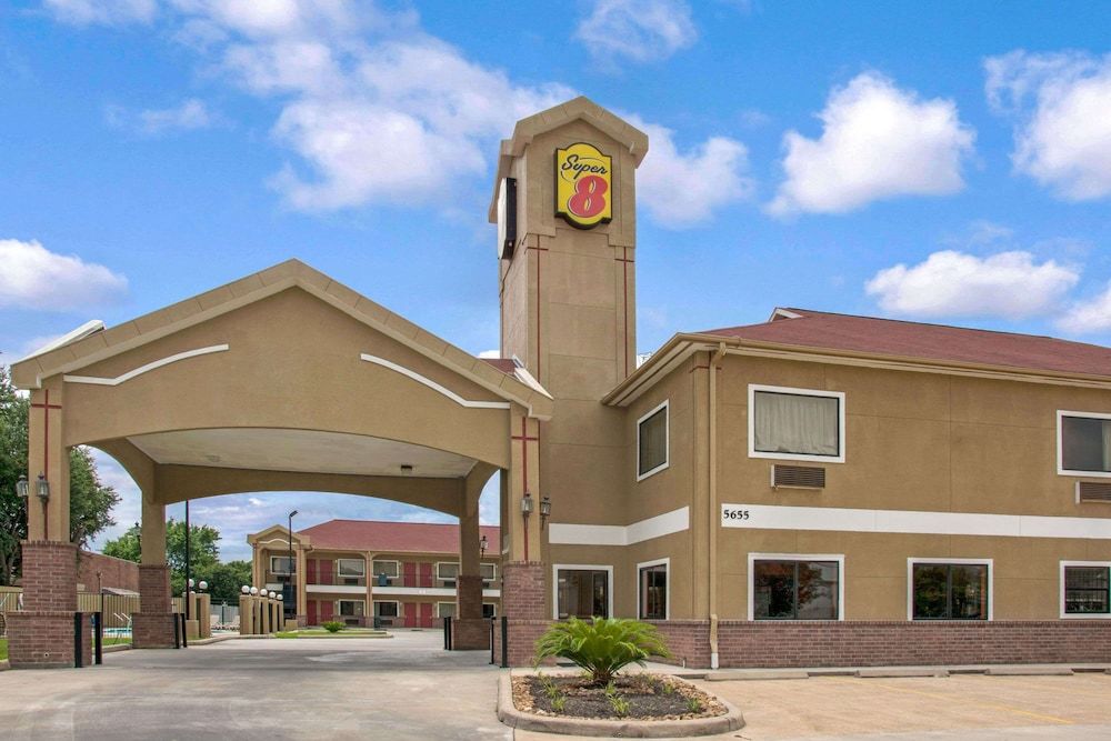 undefined Super 8 by Wyndham Houston/Brookhollow NW 4
