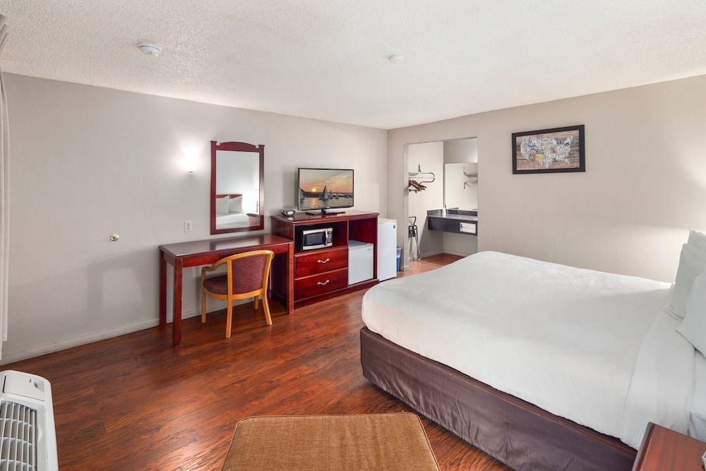 Room, 1 Queen Bed, Accessible Bathtub