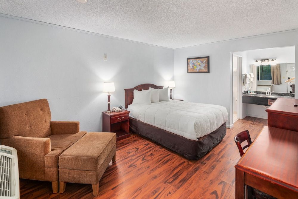 Room, 1 Queen Bed, Accessible Bathtub