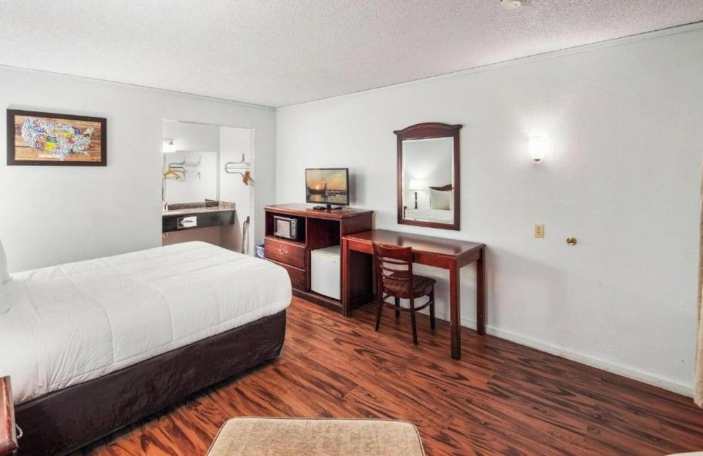 Room, 1 Queen Bed, Non Smoking, Pets Allowed