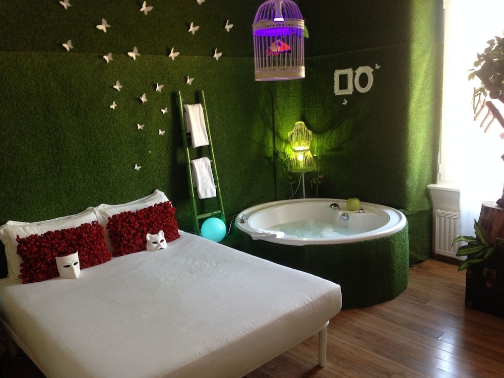 undefined Jacuzzi Rooms 10