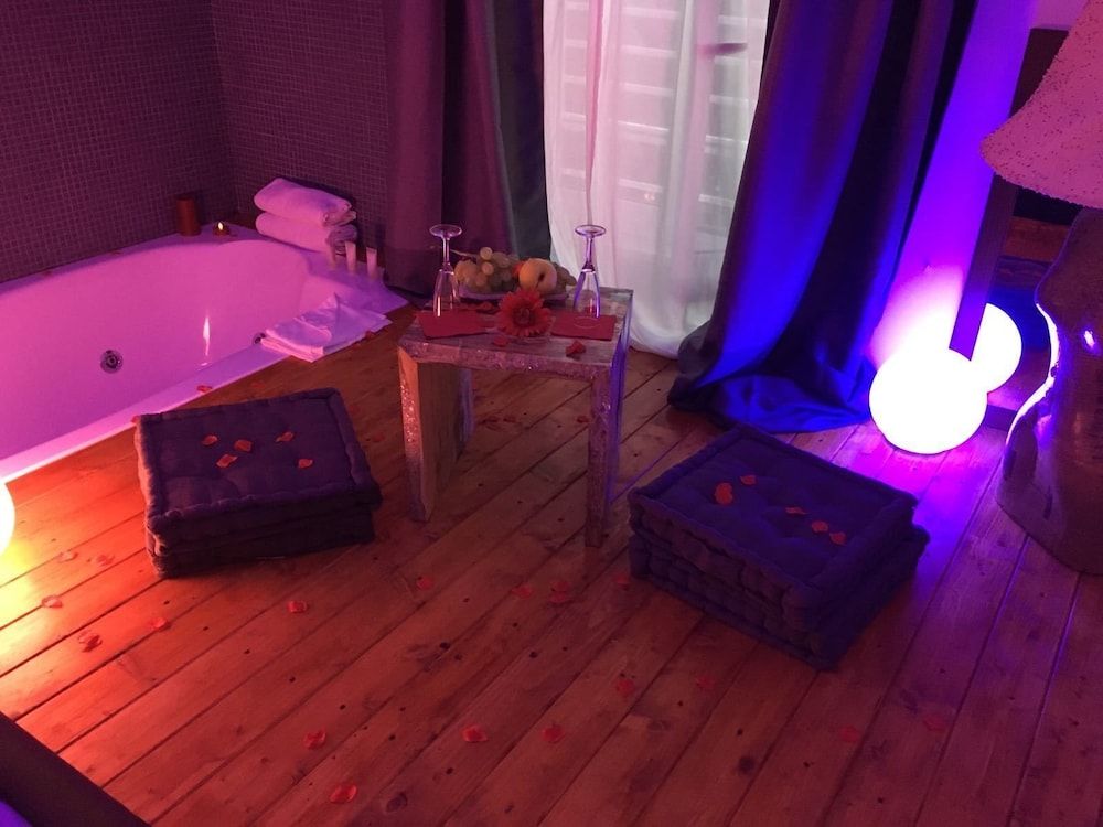 undefined Jacuzzi Rooms 7