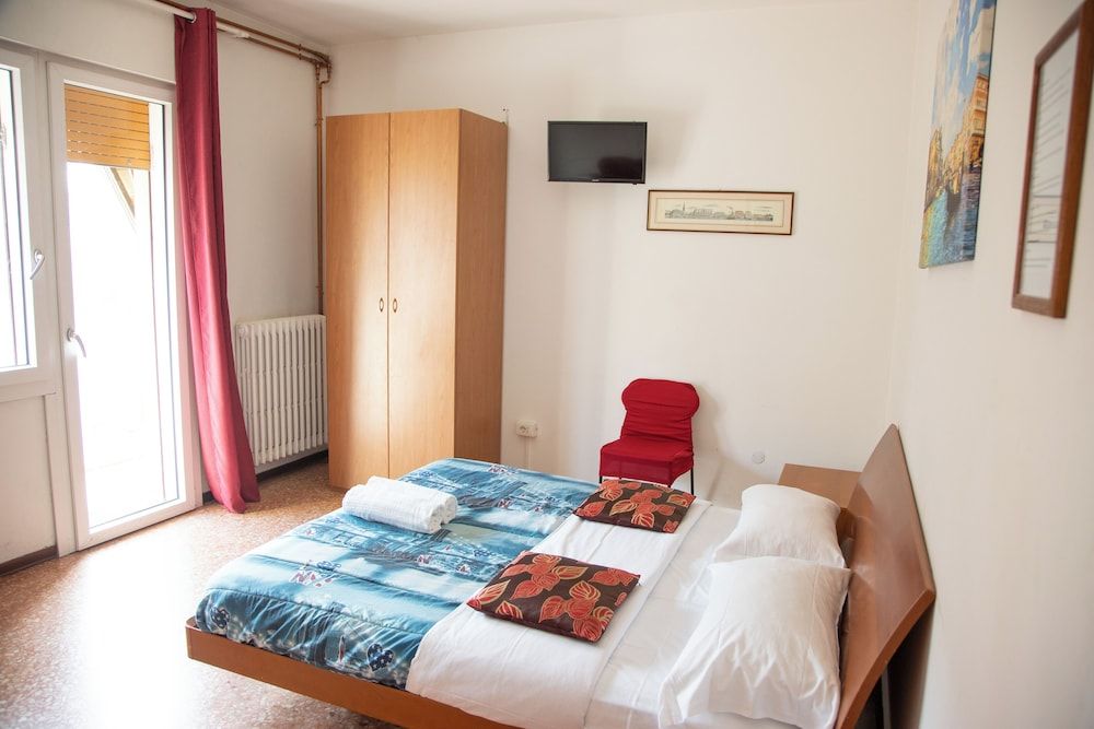 Standard Triple Room, Multiple Beds, Shared Bathroom, Park View