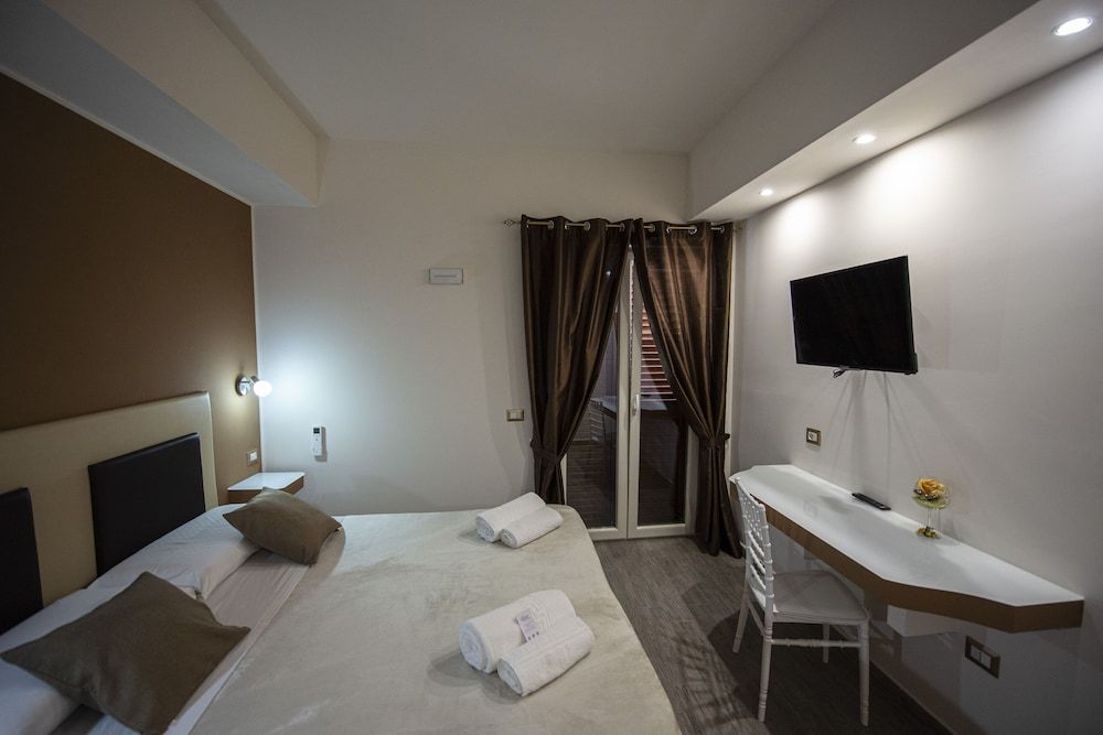 Room, Balcony