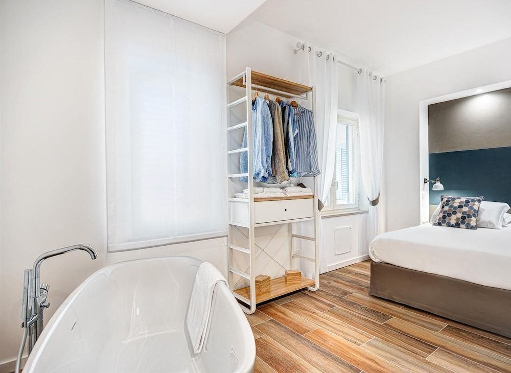 undefined Sorrento Lux Suites - Blue 4