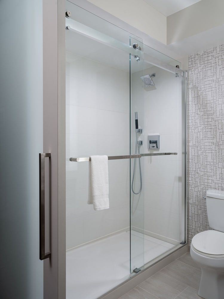 Room, 1 King Bed (Mobility/Hearing Access, Roll-In Shwr)