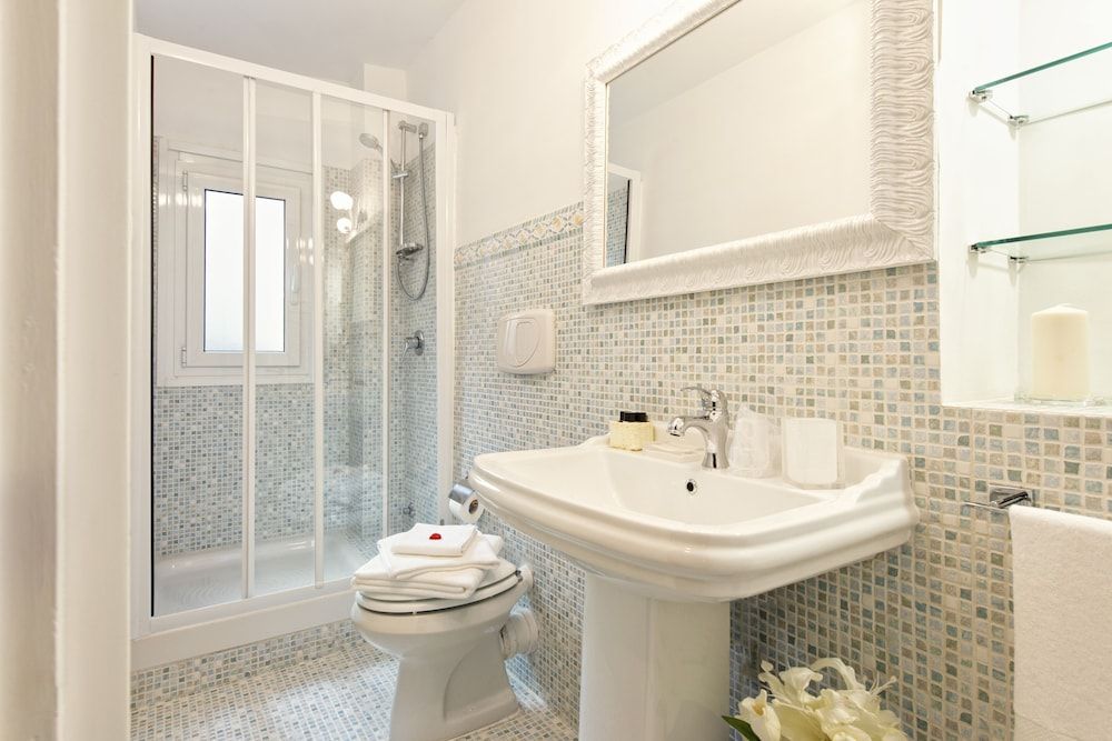 Canova Rooms in Spanish Steps Deluxe Double Room, Private Bathroom 6