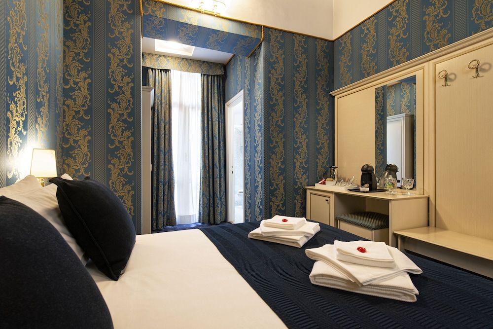 Canova Rooms in Spanish Steps Deluxe Double Room, Private Bathroom 3