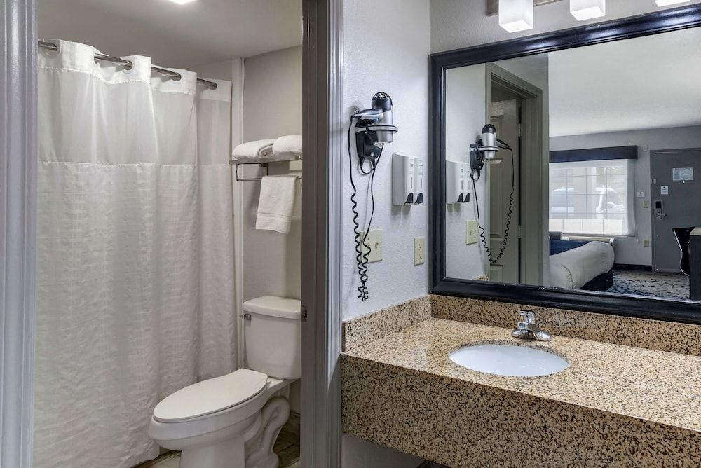 Best Western Allatoona Inn & Suites Standard Room, 1 King Bed, Non Smoking, Refrigerator & Microwave 4