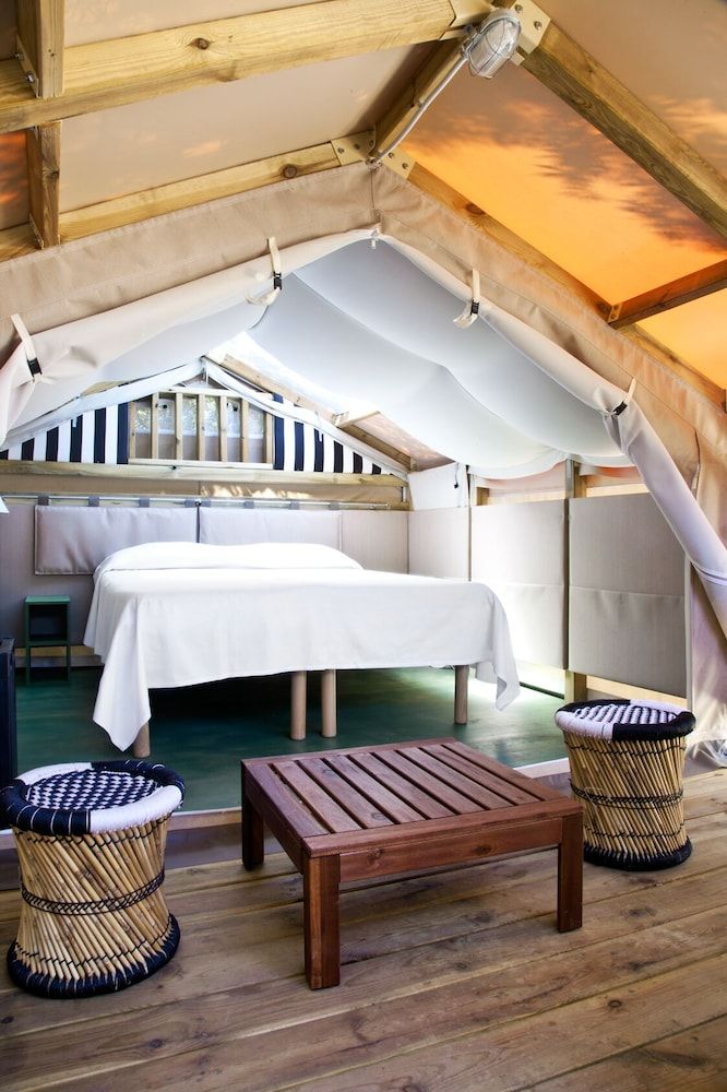 Standard Tent, Refrigerator