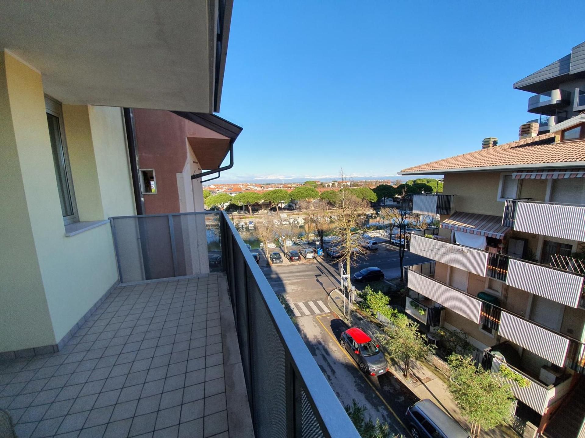 Apartment with Lateral Lagoon View