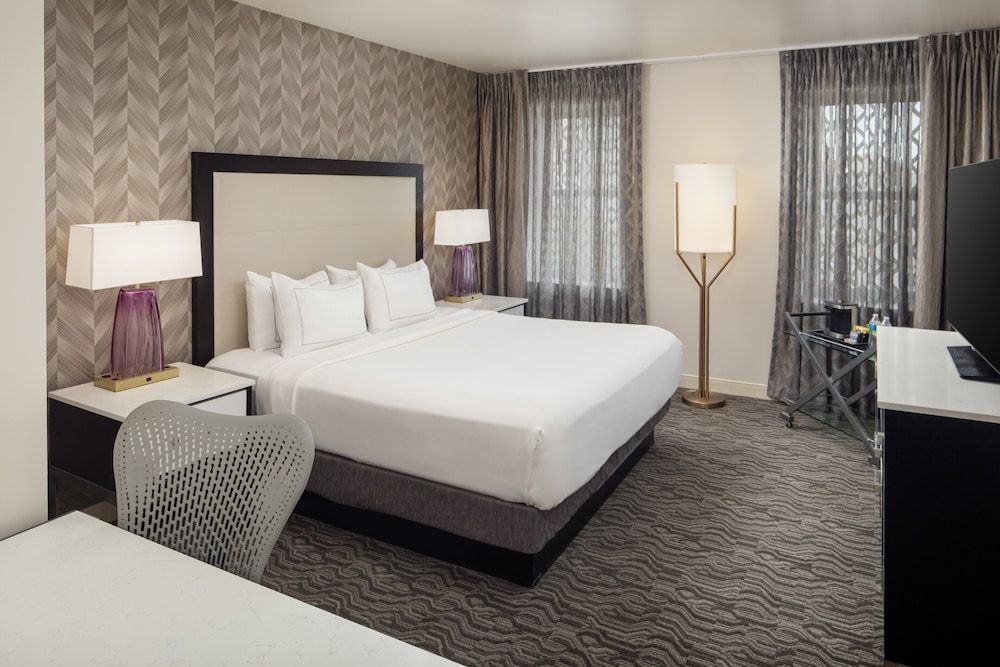 DoubleTree Suites by Hilton Hotel Detroit Downtown - Fort Shelby King Suite