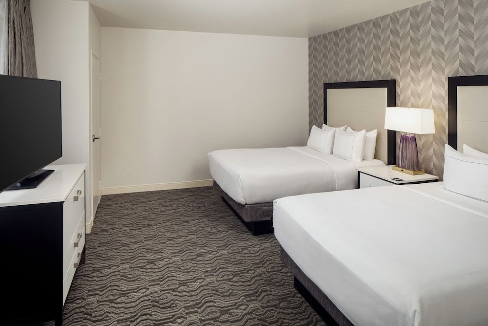 undefined DoubleTree Suites by Hilton Hotel Detroit Downtown - Fort Shelby 3