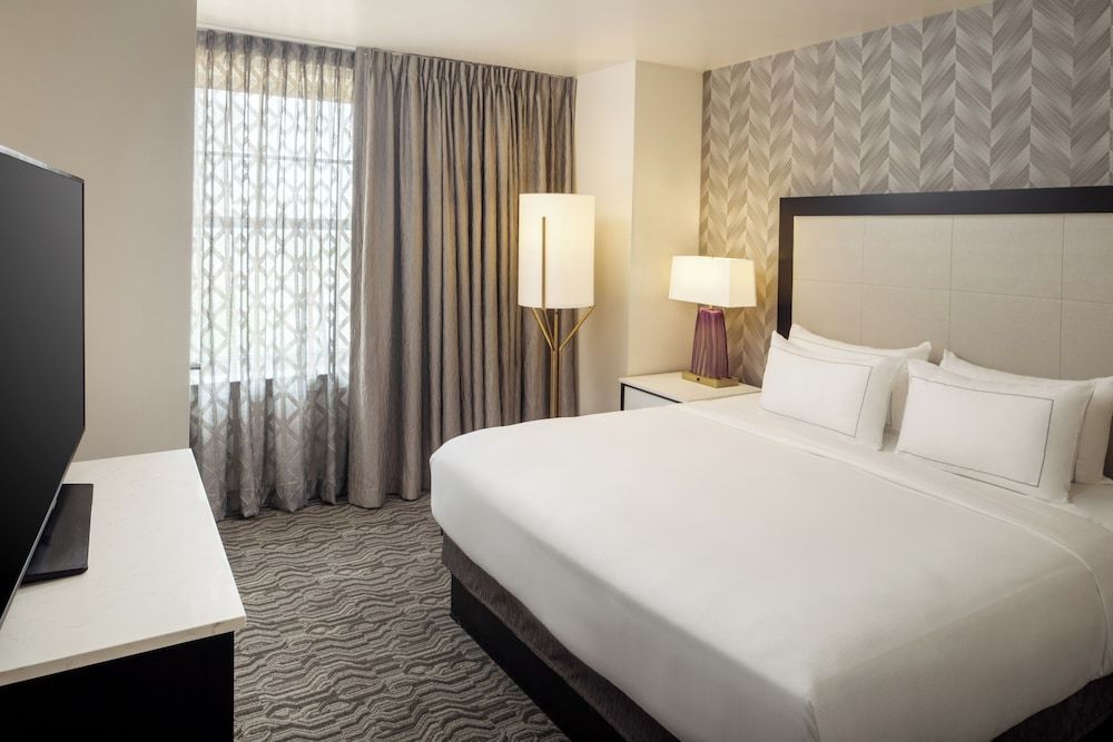 undefined DoubleTree Suites by Hilton Hotel Detroit Downtown - Fort Shelby 10