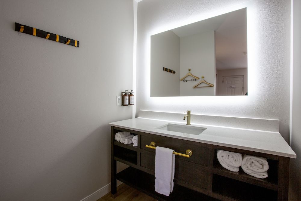 Suite, 1 King Bed, Non Smoking (Mini Suite)