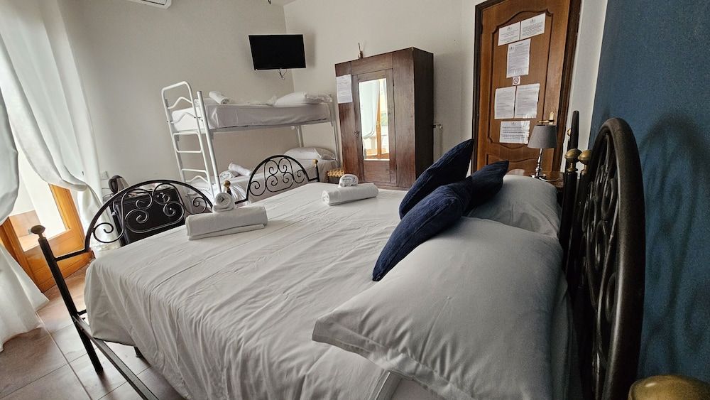 City View Pescara Family Room, Private Bathroom 12