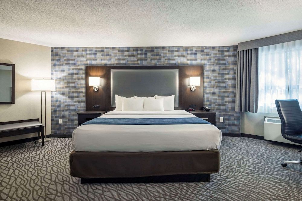 Comfort Inn Montréal Aéroport Room, 1 King Bed, Non Smoking (Top Floor, Shower Only) 3