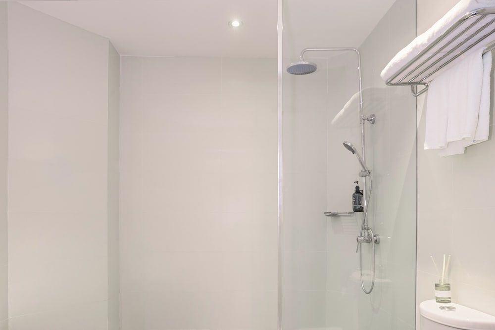 Furama City Centre Superior Room 8