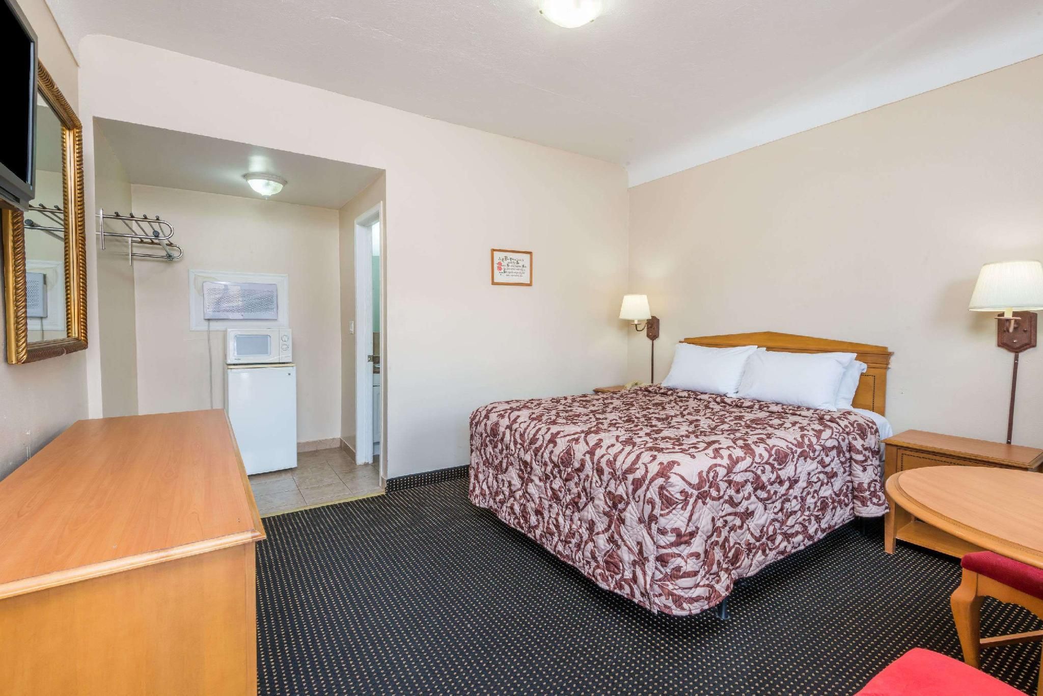 Knights Inn London Standard Queen Bed 2