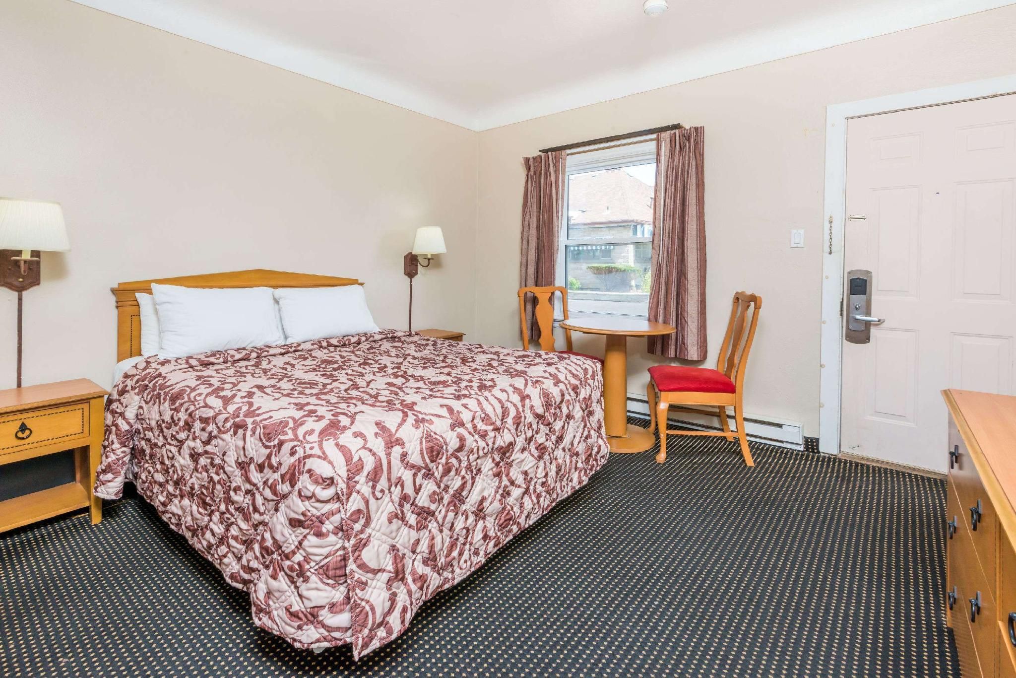 Knights Inn London Standard Queen Bed