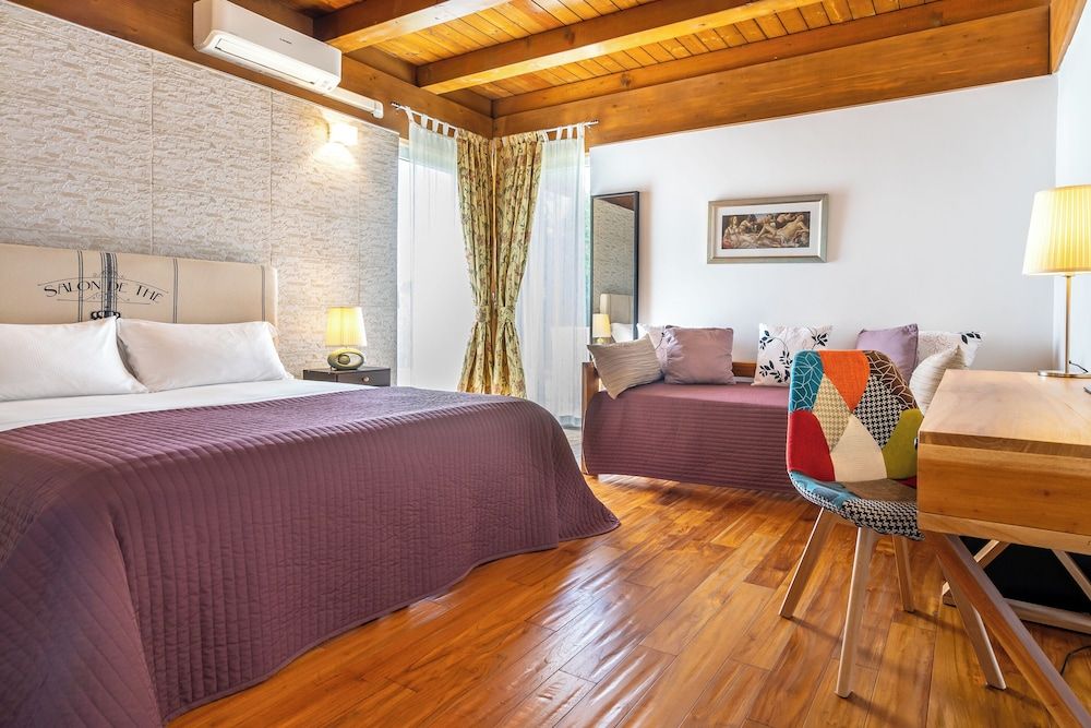 Casale delle Ronde B&B Room, Private Bathroom, Courtyard View 5